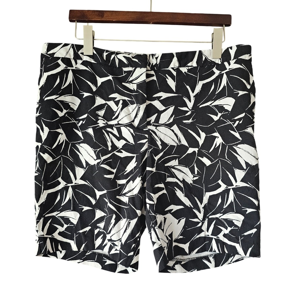 Mario Serrani Shorts Women's Size‎ 14 Black White Leaf Print Casual